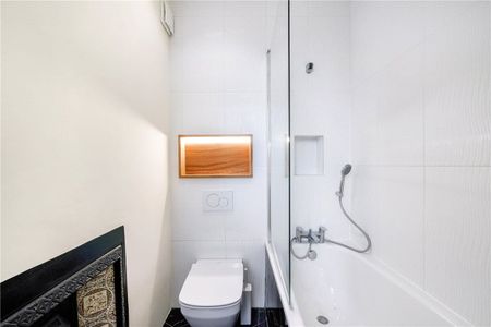 A beautiful three bedroom lateral apartment with excellent built in storage and solid wood floors throughout. EPC C - Photo 2