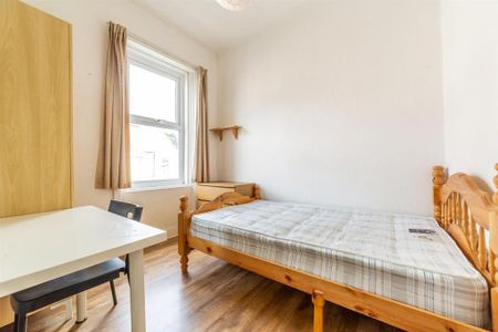 3 bedroom flat to rent - Photo 3