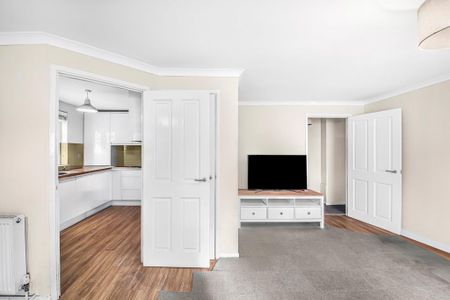 3 bedroom flat to rent - Photo 3