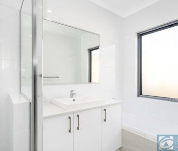 Modern & Bright Villa In Prime Location - Photo 3