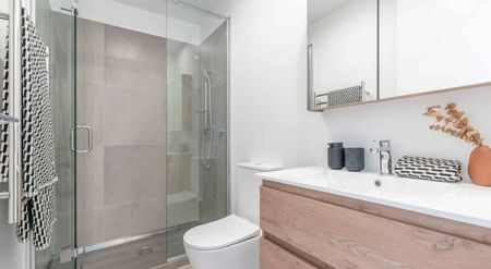 Lovely 3 bedroom apartment overlooks Jordan Ave park - Photo 3