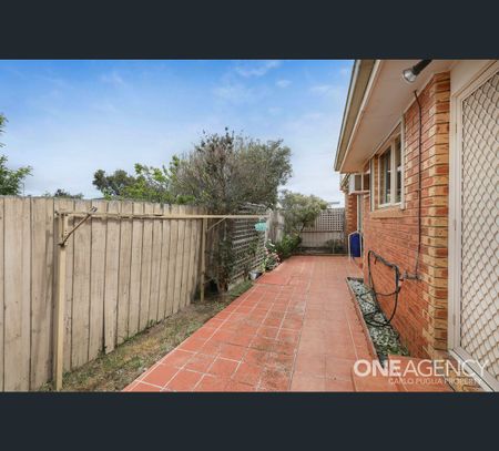 2/37 Haldane Road, Niddrie, Vic 3042 - Photo 2