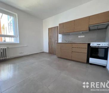 Pronájem zrekonstruovaného bytu 2+kk s balkonem nedaleko centra měs... - Fotografie 2
