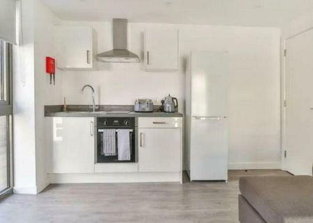 3 bedroom flat to rent - Photo 3