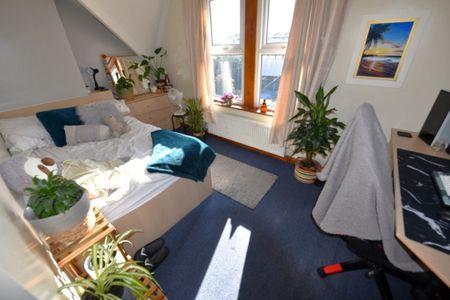 2 bedroom Flat in Flat C, Leeds - Photo 4