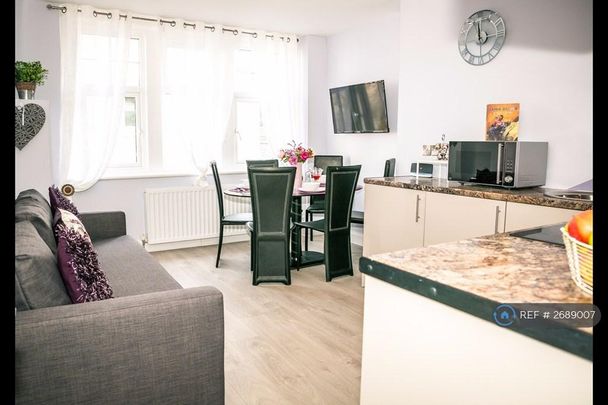 3 bedroom flat to rent - Photo 1