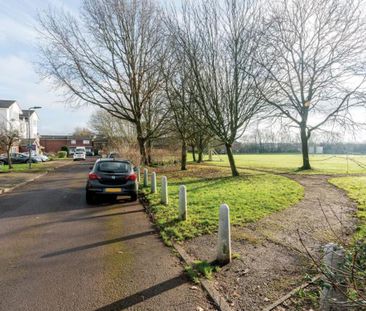 A great two bedroom house opposite the cricket pitch on Great Meado... - Photo 5