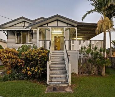 Charming Queenslander with Wide Verandas and Expansive Backyard - Photo 2