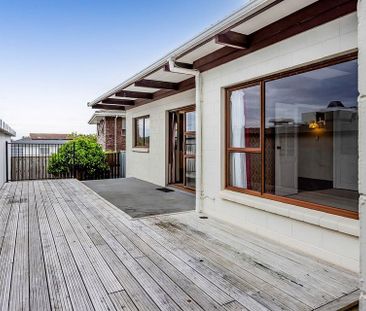 Low maintenance spacious home, private courtyard - Photo 4