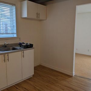 4 1/2 sur deux étages/ grand stationnement - Photo 2