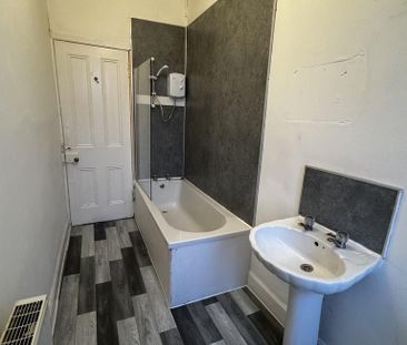 3 bedroom flat to rent - Photo 2