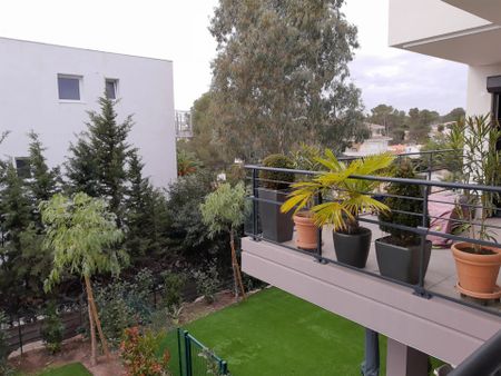 Superbe F2bis neuf centre de Boulouris + grand garage - Photo 4
