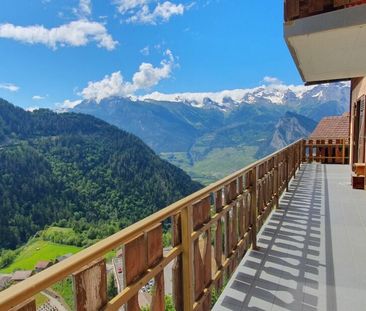 4.5 pièces rénové avec balcon, place de parc et vue sur la vallée - Photo 1
