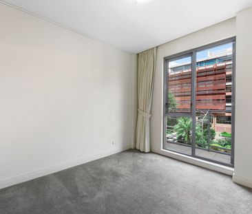 Elegant Three Bedroom Residence with Harbour Views - Photo 4