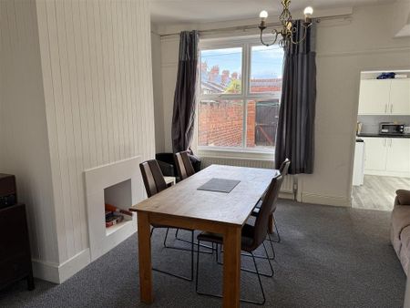 3 bedroom terraced house to rent - Photo 4