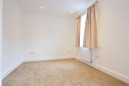 3 bedroom end of terrace house to rent - Photo 4