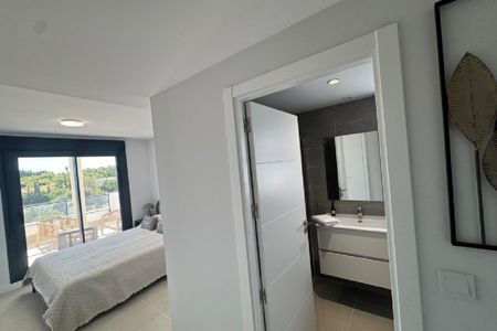 3 Bedroom Apartment For Rent in Estepona, Málaga - Photo 2