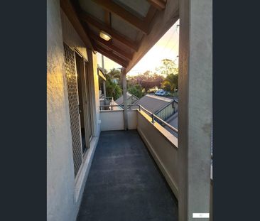 Modern 2-Bedroom Townhouse in Prime Noosaville Location - Photo 4