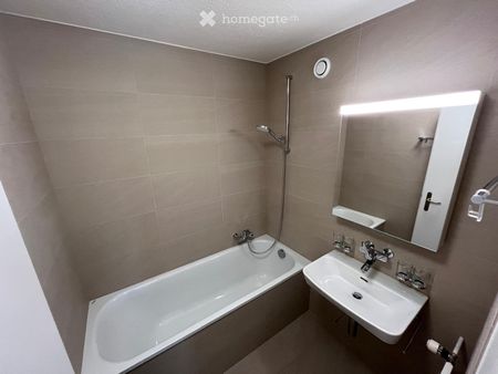 Moderne 4,5-Zimmer-Wohnung, frisch renoviert und ideal gelegen - Photo 5
