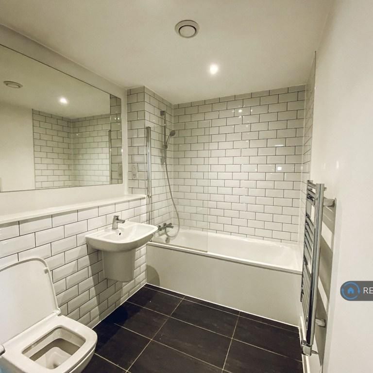 2 bedroom flat to rent - Photo 1