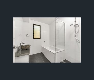 SPACIOUS FIVE-BEDROOM TOWNHOUSE IN PRIME TOOWONG LOCATION - Photo 5