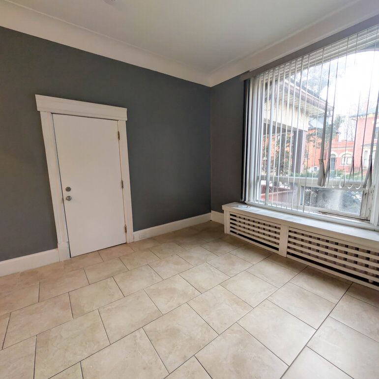 **Downtown Hamilton** Cozy Main Floor Bachelor Apartment!! - Photo 1