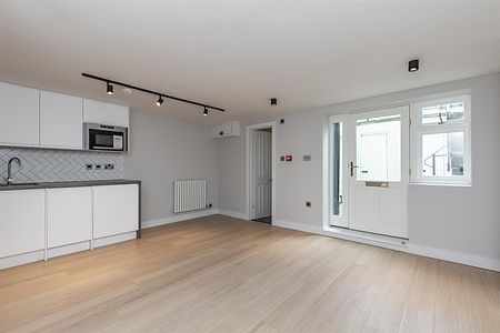 Stunning converted two bedroom, lower ground floor apartment with own street entrance. Located in central Brighton. Offered to let un-furnished. Available 27th August 2024. - Photo 5