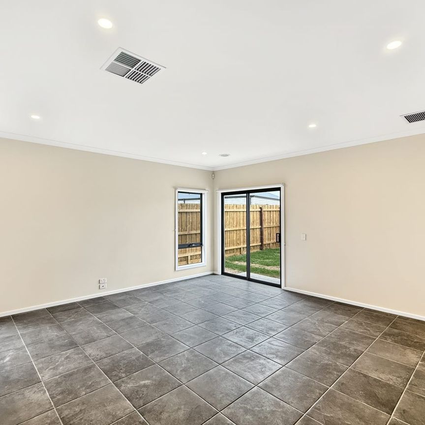 🏡 Brand New 4-Bedroom House in Eynesbury - Photo 1