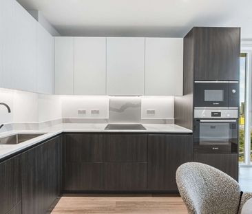 A luxury and spacious two-bedroom apartment with a private balcony. - Photo 6