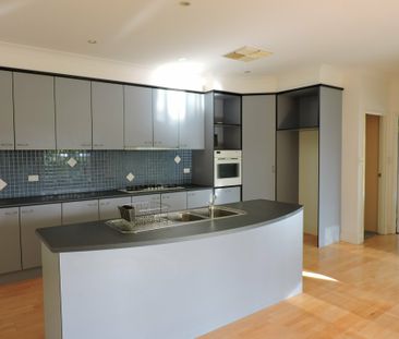 3 Bedroom 2 Bathroom House in Araluen with Unrivalled Views - Photo 4