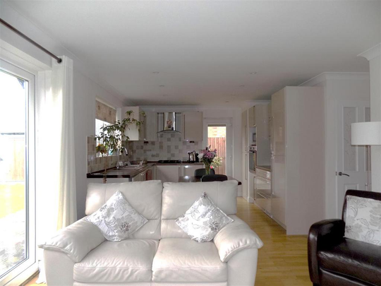 2 bedroom semi-detached bungalow to rent - Photo 1