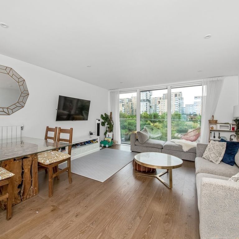3 Bed Flat, Merlin Court, SE3 - Photo 1