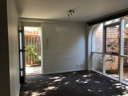 Unit 9, 13 Hartpury Avenue, Elwood, VIC - Photo 3