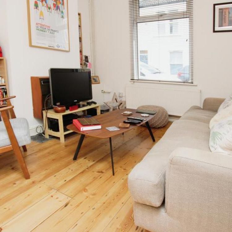 Ocean present an idealy located 2 double bedroom terraced house ideally located within a stones throw of Victoria Park. This house will be let on an unfurnished basis and is available in December. - Photo 1