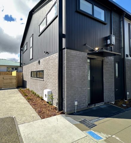 Location, style & comfort in Upper Hutt - Photo 5