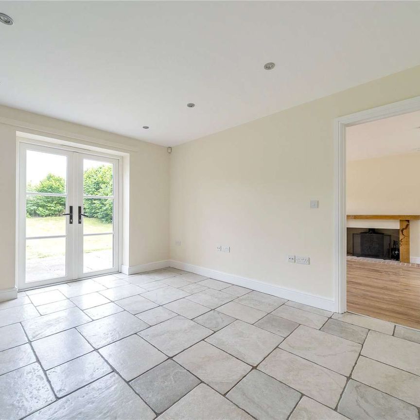 Detached family home in an idyllic rural location near Blandford. - Photo 1