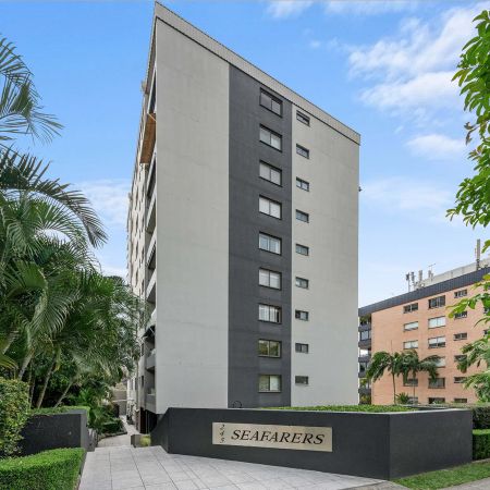 UN-FURNISHED Beautiful spacious one bedroom + car space - Photo 2