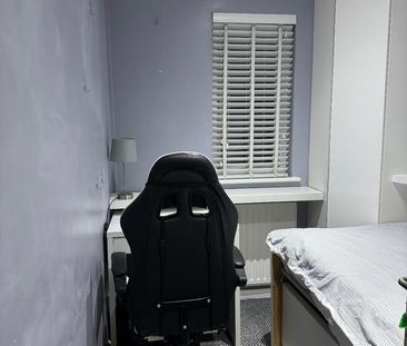 Room in a Shared House, Allhallows Road, E6 - Photo 4