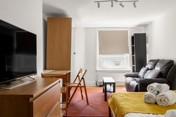 Studio Flat, Courtfield Gardens, SW5 - Photo 1