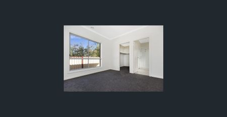 Modern 3-4 Bedroom Townhouse in the heart of Romsey - Photo 5