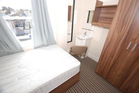 4 bedroom flat to rent - Photo 3