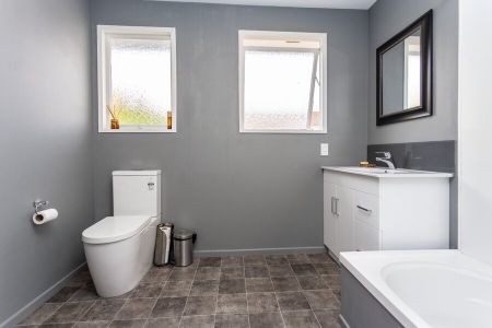 Private pet friendly home that is close to the beach! - Photo 4