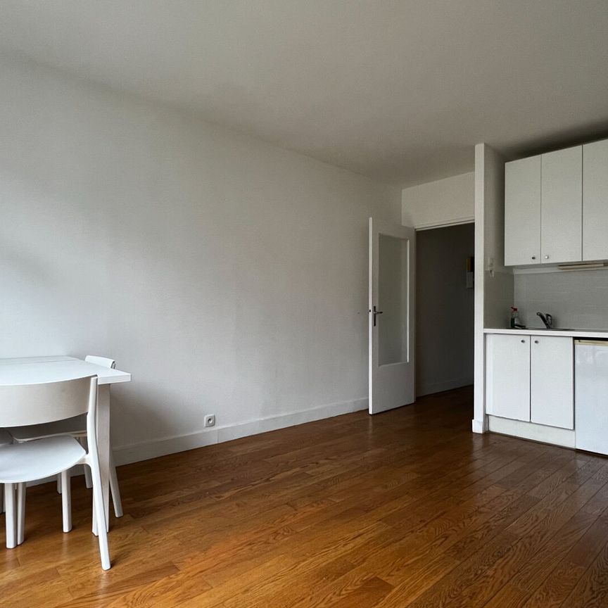 Appartement a louer Paris - Loyer €880/mois charges comprises ** - Photo 1