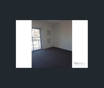 Stunning Townhouse - Photo 3