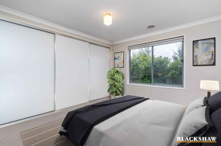 Stunning Three Bedroom Townhouse - Photo 2