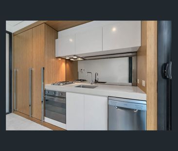 Stylish Apartment in Prime South Yarra Location - Photo 2