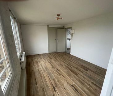 Appartement entièrement rénové disponible à la location. Avec ses 4... - Photo 1