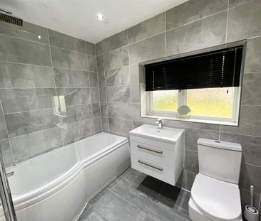 2 bedroom mews to rent - Photo 5