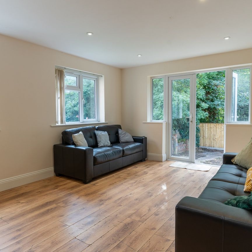 7 Bed Semi-Detached House, Burlington Road, SO15 - Photo 1