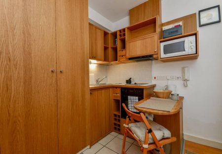 BILLS INCLUDED - Stylish Studio Apartment with Private Patio in West Kensington, London W14 - Photo 4